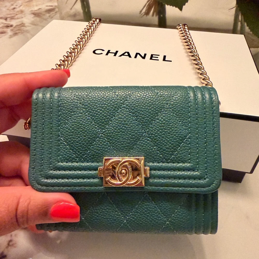 CHANEL Boy Caviar Card Holder Wallet on a chain- Green with gold hardware - Picture 7 of 14